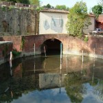 Il bacino d'acqua nella piazza