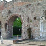 Le mura e la porta in piazza delle Gondole