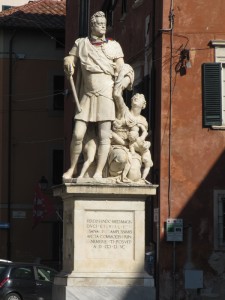 Statua di Ferdinando I in piazza Carrara
