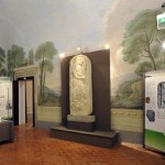 La sala del Palazzo Ricco con la gigantesca stele etrusca