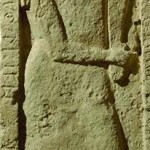 La stele del guerriero/sacerdote armato di machaira