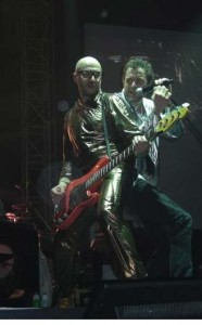 Jovanotti e Saturnino in azione