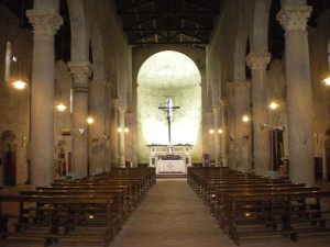 Il maestoso e magnifico interno della Pieve dei Santi Ippolito e Cassiano a San Casciano di Cascina