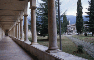Il chiostro grande della Certosa di Calci, protagonisti di due itinerari di visita inediti per le Giornate Fai di Primavera