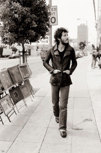 Bruce "the Boss" Springsteen a passeggio in una splendida foto in mostra all'esposizione "Terry O’Neill. Pop Icons" presso la Pinacoteca di Volterra