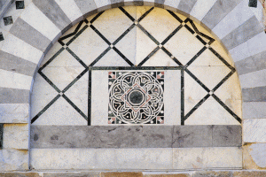 Il prezioso intarsio sulla facciata di San Nicola che rappresenta la Successione Fibonacci