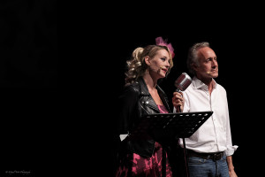 Sul palco di SLURP, il giornalista Marco Travaglio è affiancato dall'attrice Giorgia Salari,